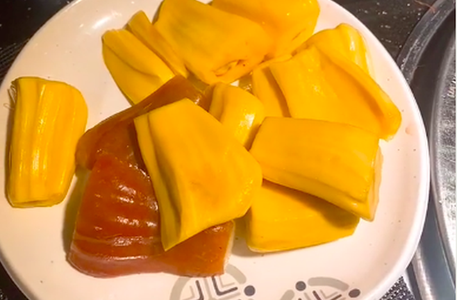 Vào nhà hàng dùng bữa, gia đình có hành động