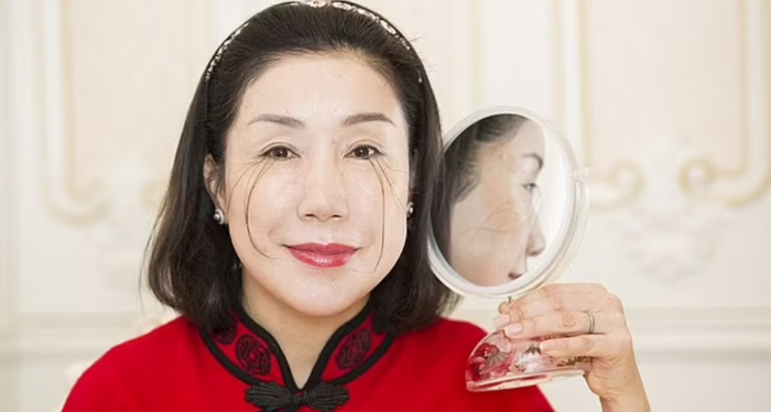 Người phụ nữ có bộ lông mi dài nhất thế giới, tự phá kỷ lục của chính mình
