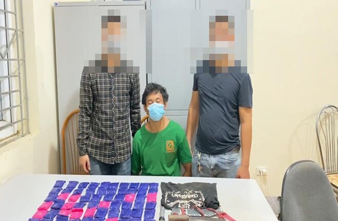 Bắt quả tang đối tượng nữ giấu 12.000 viên ma túy tổng hợp trong bao gạo
