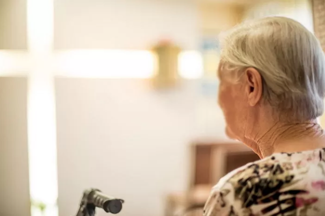 Con trai đi làm không khóa cửa, vô tình khiến mẹ già 80 tuổi trở thành nạn nhân của tội ác kinh hoàng