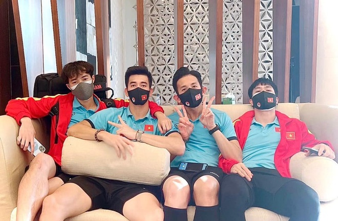 Dàn cầu thủ tuyển Việt Nam hào hứng khoe ảnh tại khu cách ly sau khi về nước