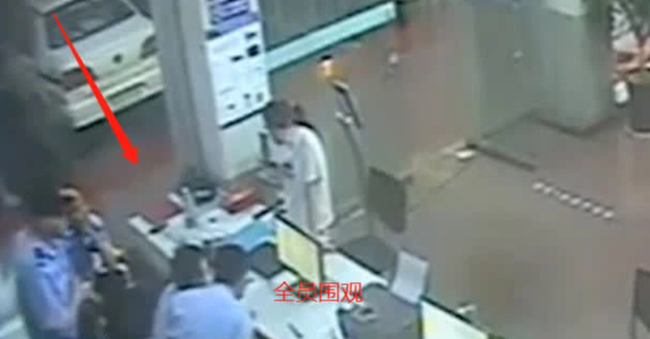 Đến đồn cảnh sát báo án, người phụ nữ hoang mang vì bị còng tay, dân mạng bật cười khi biết sự thật