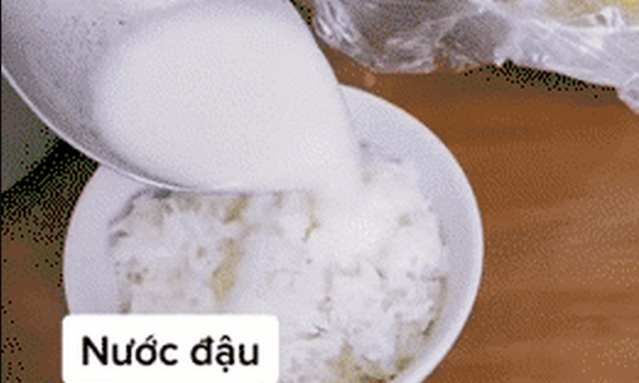 Chàng trai gây bất ngờ vì món cơm chan nước đậu, hóa ra lại là món ăn tuổi thơ của nhiều người