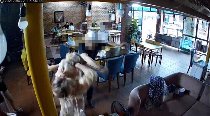 Clip chồng cũ cầm dao đuổi giết cô Xuyến