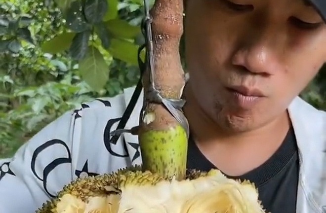 Chàng trai tay không tách quả mít khiến dân mạng trầm trồ, nhìn bên trong mới thực sự gây 