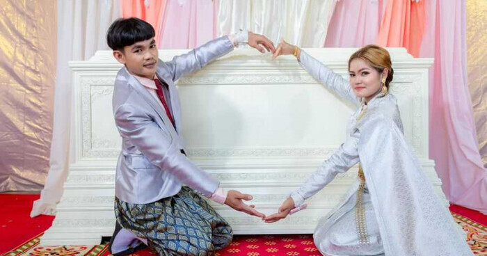 Cặp đôi đặt quan tài ngay giữa lễ cưới khiến khách mời hoảng hốt, câu chuyện phía sau lại gây xúc động mạnh 