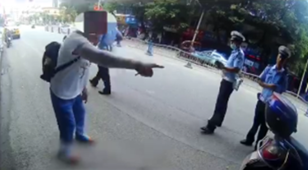 Bị cảnh sát yêu cầu dừng xe, người bà có hành động gây phẫn nộ khiến đứa trẻ phải trải qua cú sốc tâm lý