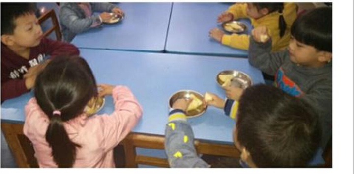 Mẹ phát hiện điều lạ thường trong bức ảnh ăn trưa của con, sau khi chất vấn cô giáo vội yêu cầu chuyển trường 