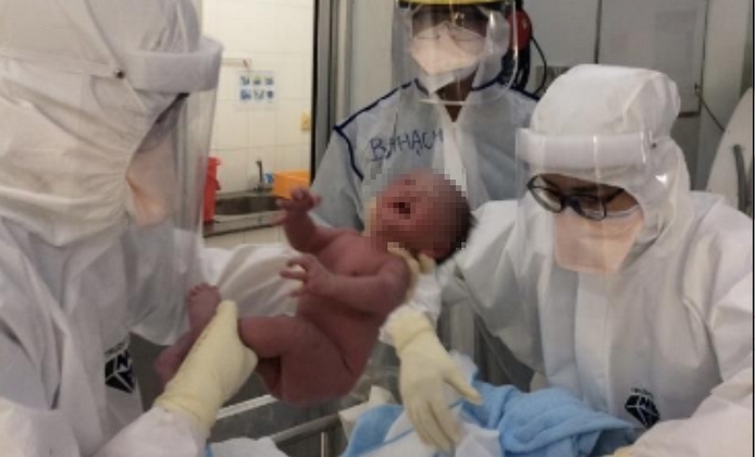 Phẫu thuật lấy thai thành công cho một sản phụ mắc COVID-19