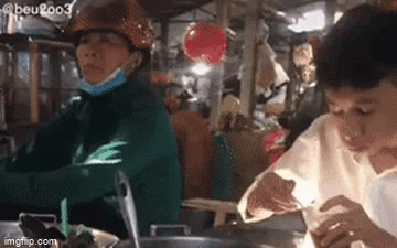 Đón con trai đi thi về rồi tấp vào hàng chè đậu, người mẹ có hành động khiến dân tình đỏ hoe cả hai mắt