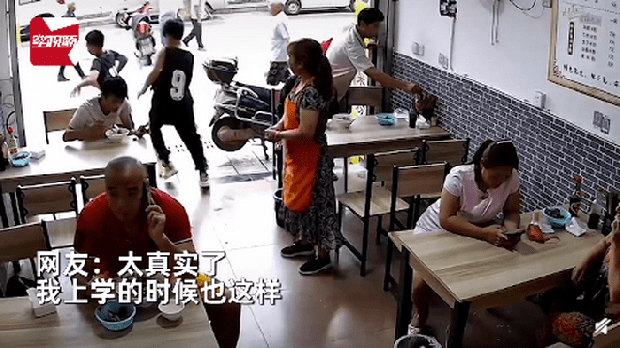 Ngồi cùng quán ăn với thầy giáo, 2 học sinh tiểu học có hành động khiến chủ quán cười sặc sụa