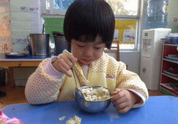 Nghe con gái khen cơm trường học ngon hơn cơm nhà, mẹ tìm hiểu thì phát hiện sự thật lạnh người