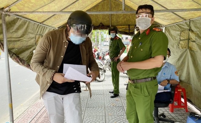 TP.HCM: Chở bạn gái từ quận 7 sang quận 3 để mua đồ ăn, thanh niên bị phạt 2 triệu đồng