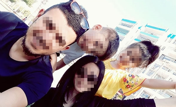 Hai đứa trẻ bị bố mẹ