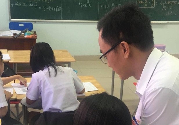 Thầy giáo chụp lại bài kiểm tra của học sinh, phóng to mới phát hiện sự thật 