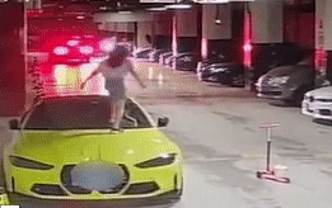 Con gái ngang nhiên đập phá xe BMW của người lạ, bố mẹ có thái độ khiến chủ xe sốc điếng người