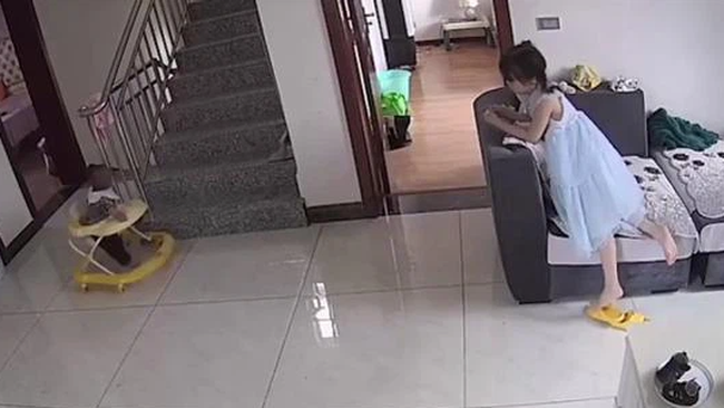 Chị trông em để xảy ra sự cố đáng sợ, mẹ vội trách móc con gái nhưng xem lại camera thì bật khóc hối hận