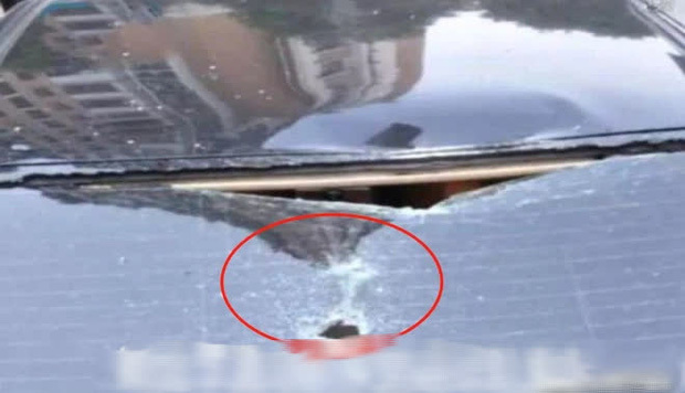 Bé trai 6 tuổi dùng gạch ném vỡ xe hơi đắt đỏ của người lạ, ông bố có cách hành xử gây phẫn nộ