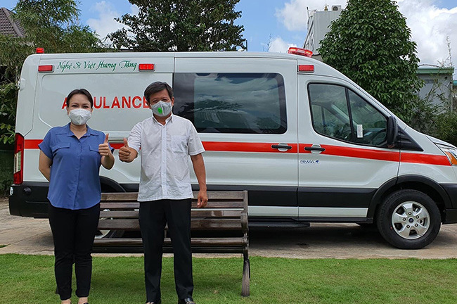 Việt Hương chính thức bàn giao xe cứu thương 2.5 tỷ cho ông Đoàn Ngọc Hải