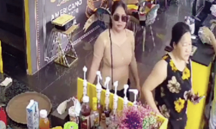 Trước khi rời khỏi quán cà phê, vị khách nữ có hành động đầy ý thức nhưng