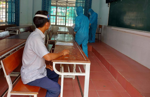 Thí sinh 43 tuổi vượt hơn 200 km để thi tốt nghiệp THPT đợt 2