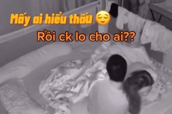 Nửa đêm giật mình bật dậy ôm chầm người bên cạnh, ông bố ngượng ngùng khi biết mình