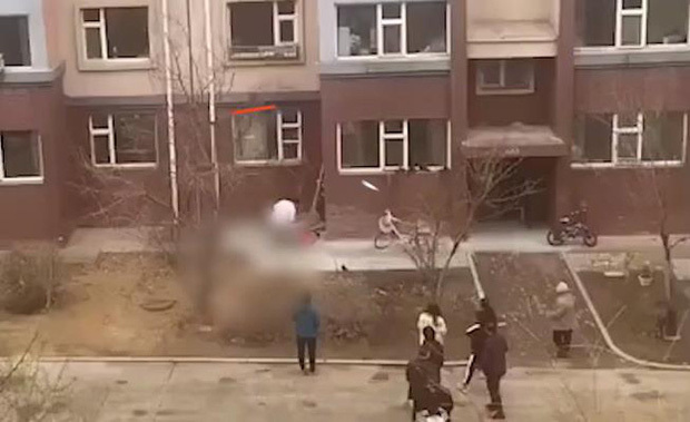 Nghe tiếng trẻ hét lớn, người phụ nữ phát hiện cảnh tượng kinh hoàng ngoài cửa sổ, vội vã báo cảnh sát