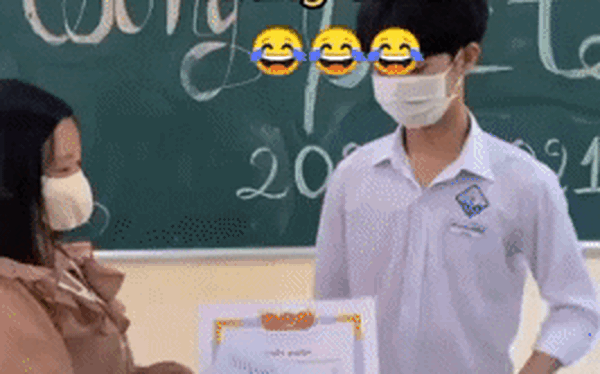 Lần đầu được nhận bằng khen, nam sinh có hành động