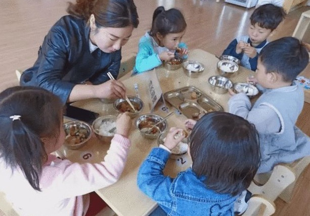 Đóng tiền ăn 4 triệu cho con, người mẹ 