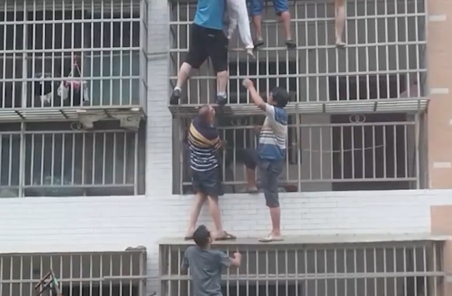 Clip: Nhóm người đàn ông hợp lực giải cứu 2 bé gái mắc kẹt trong căn nhà cháy