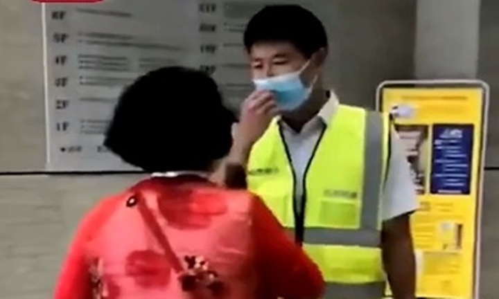 Clip: Người phụ nữ hung hãn tát nhân viên kiểm dịch ngã nhào, lý do khiến dân mạng hết sức phẫn nộ