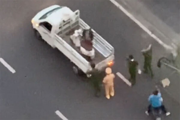 Công an trực chốt khiêng xe máy của cô gái, tưởng 