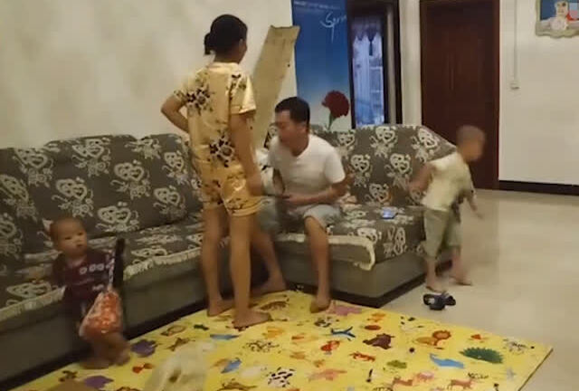 Con trai ôm ghì điện thoại, bố mẹ diễn màn kịch