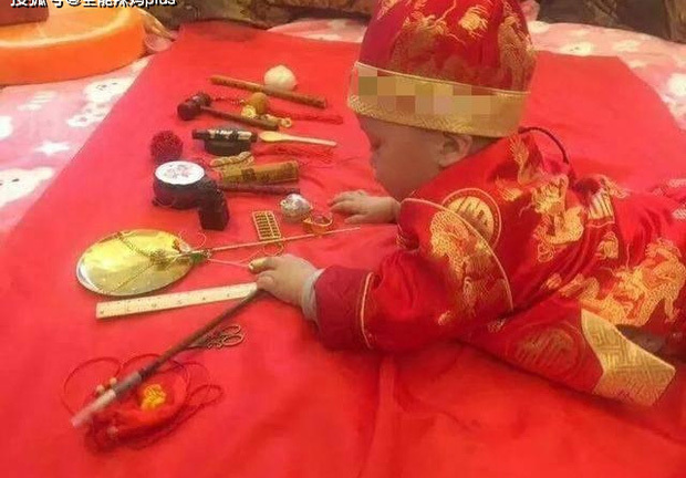 Bốc đồ chọn nghề ngày thôi nôi, con trai nhìn trúng một thứ khiến cha mẹ suy sụp