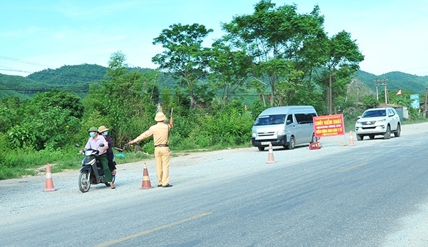 Nữ tài xế bị phạt 7,5 triệu đồng vì chở người về từ vùng dịch