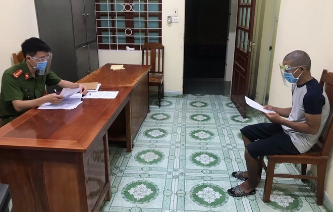 Khởi tố nam thanh niên dùng gậy đánh bị thương công an tại chốt kiểm soát COVID-19