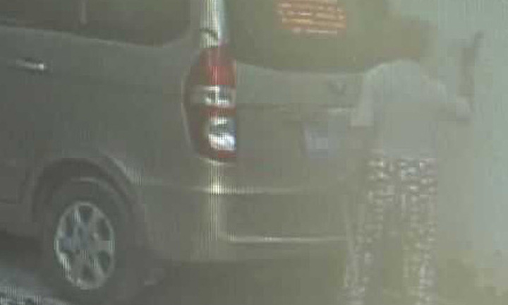 Người đàn ông phẫn nộ phát hiện xe ô tô bị đập phá, camera ghi lại hành động đáng sợ của một cụ bà