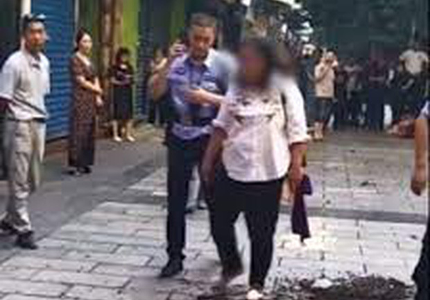 Người phụ nữ đập phá hàng chục cửa hàng, xô đổ loạt xe máy trên vỉa hè vì muốn 