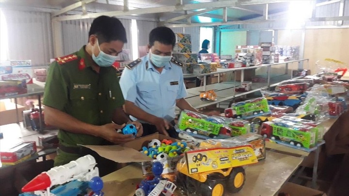 Đột kích kho đồ chơi Trung thu 