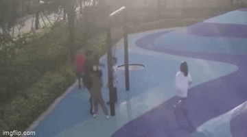 Con trai bị hai đứa trẻ 