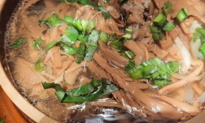 Canh măng khô nấu xương ngọt thanh vô cùng bắt cơm