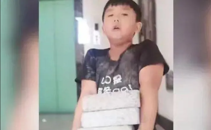 Cháu trai lười làm bài tập về nhà, bà nội cao tay đưa ra một đề nghị khiến cậu bé sợ hãi xin tha