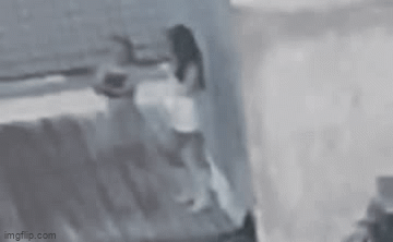 Hai cô gái diện đồ gợi cảm, đứng nhảy nhót trên mái nhà khiến dân mạng vừa xem vừa sợ