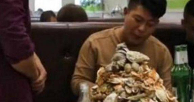 Nam thanh niên ăn buffet 6 tiếng chưa no, cuối cùng nhận được món 
