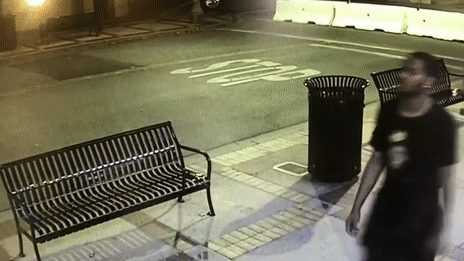 Đang gọi điện ngoài ký túc xá, nữ sinh bất ngờ bị kẻ đeo mặt nạ tấn công và cái kết ngoạn mục