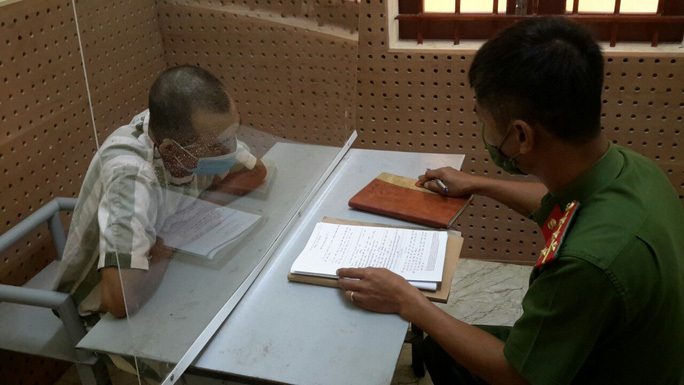 Khởi tố tài xế tông gãy rào chắn chốt kiểm dịch, bỏ chạy hơn 100km