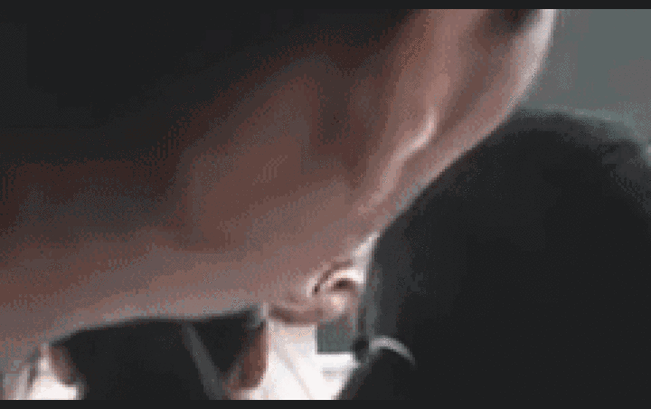 Thầy giáo khoe món quà đặc biệt giấu trong túi áo khiến dân mạng