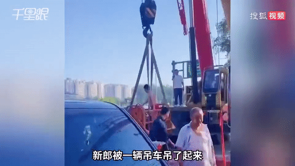 Clip: Chú rể bị lột sạch đồ, đưa lên cần cẩu hứng phun nước cao áp vào người