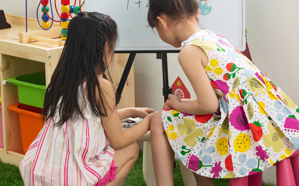 Bé gái 3 tuổi bị các bạn trong lớp xa lánh, nguyên nhân từ chiếc váy