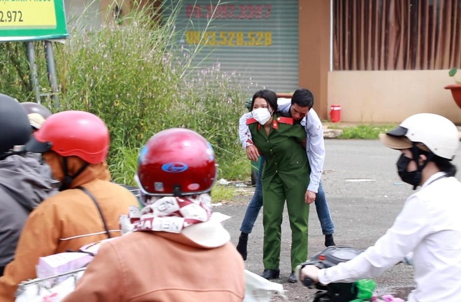 Xúc động hình ảnh nữ sinh trường cảnh sát cõng người đàn ông gặp tai nạn